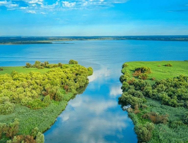 Lacul Furtuna: O Perlă Naturală din Inima Deltei Dunării 7 Lacul Furtuna - Lac din Romania