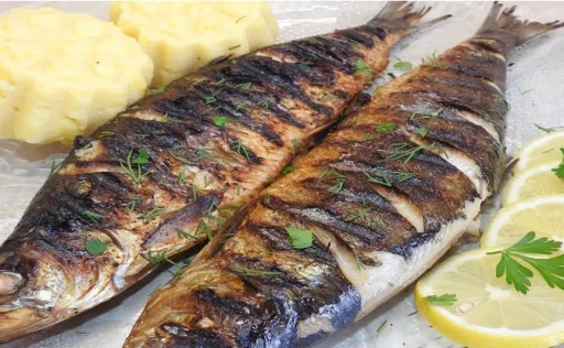 Scrumbie de Dunăre la grătar cu mujdei și mămăliguță