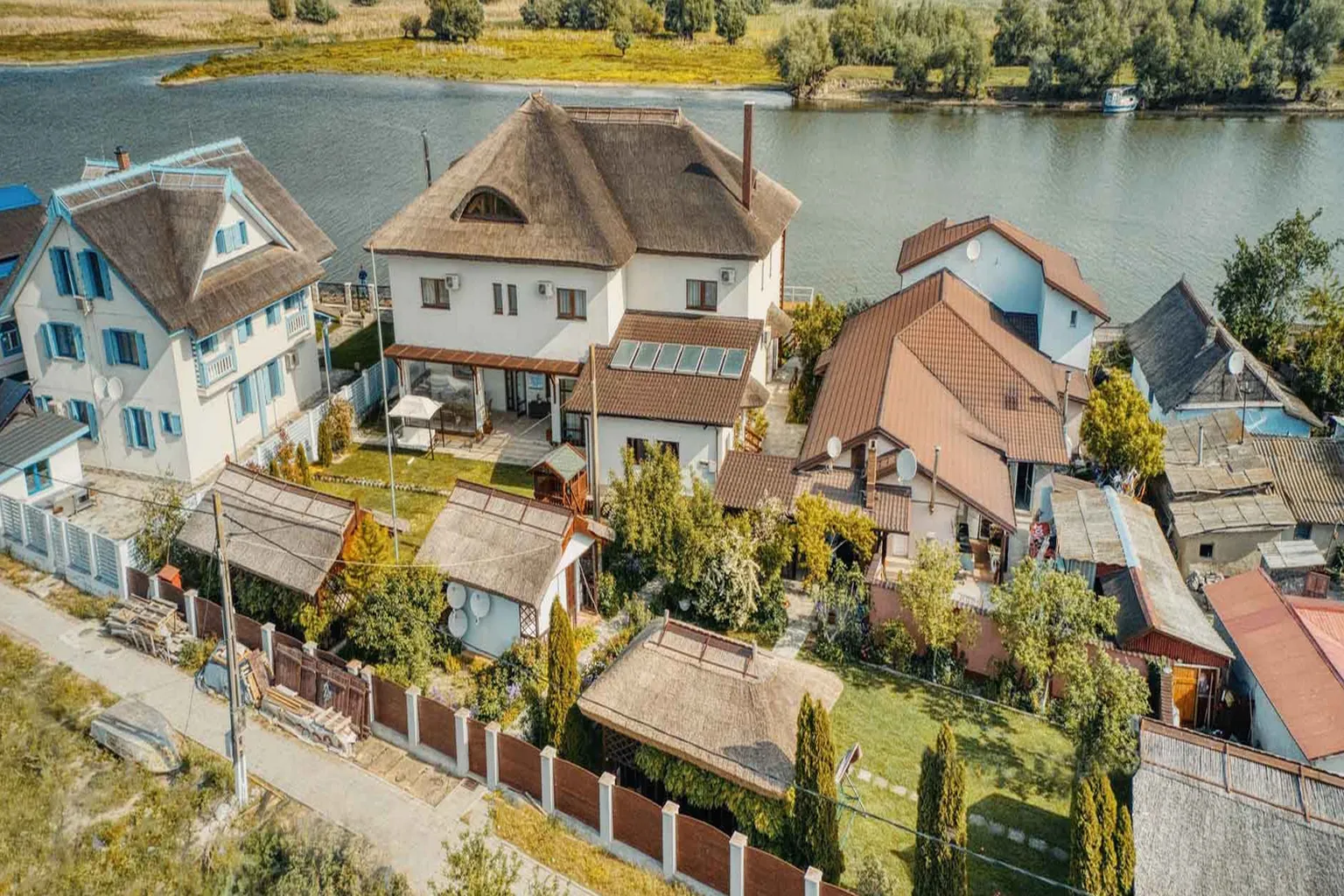 Cele Mai Bune Cazări în Mila 23: Tradiție, Relaxare și Gust Autentic 4 Casa Pescarului Mila 23 - Cazare autentică în Deltă
