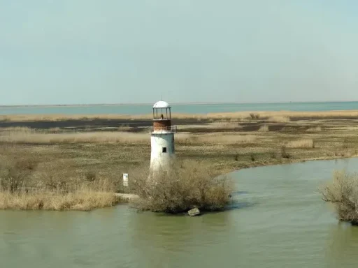 Farul de la Sulina – Un Far al Istoriei și Al Navigației în Delta Dunării 12 Farul de la Sulina – Un Far al Istoriei și Al Navigației în Delta Dunării