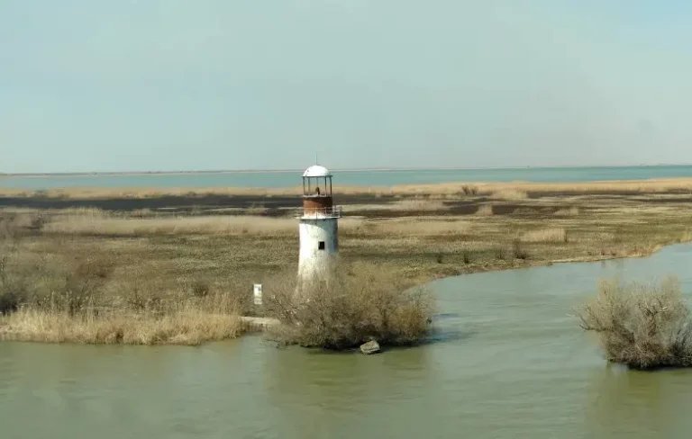 Farul de la Sulina – Un Far al Istoriei și Al Navigației în Delta Dunării