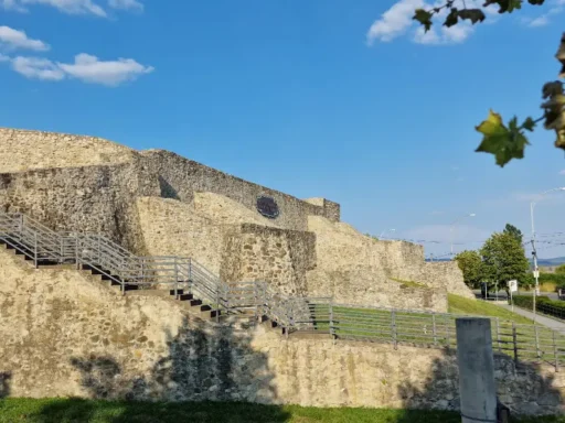 Cetatea Medievală a Severinului: O Poartă spre Istoria Glorioasă a României