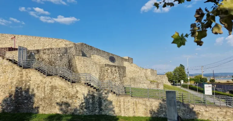 Cetatea Medievală a Severinului: O Poartă spre Istoria Glorioasă a României