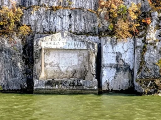 Tabula Traiana: Mărturia Grandioasă a Ingineriei Romane pe Dunăre