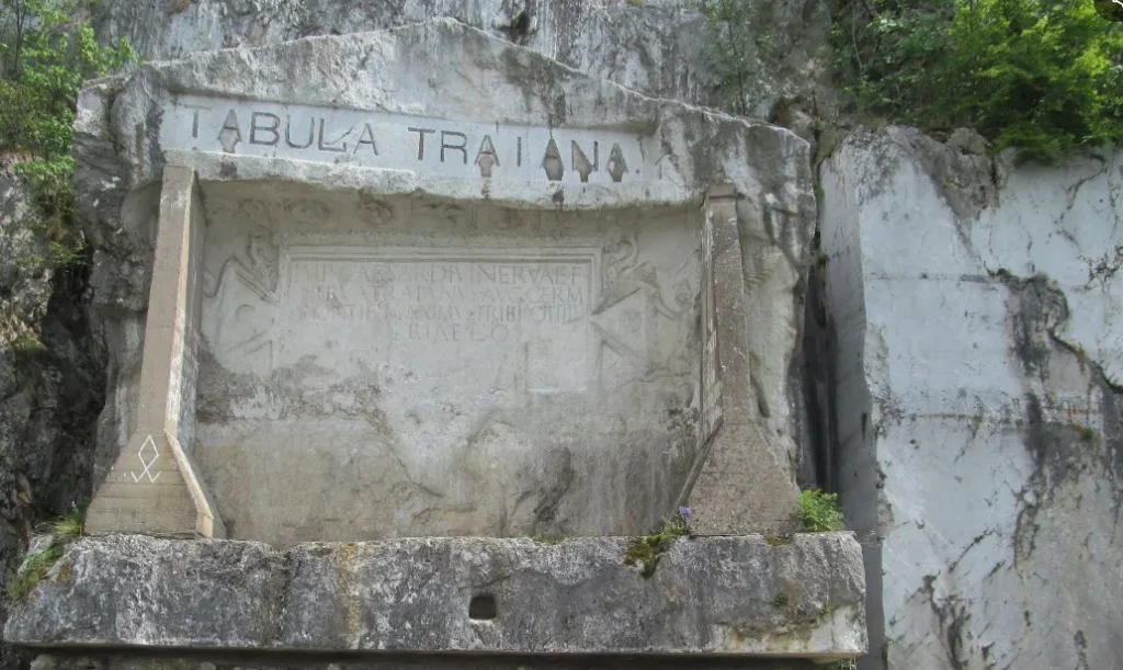 Tabula Traiana: Mărturia Grandioasă a Ingineriei Romane pe Dunăre 3 Ilustrație stilizată a monumentului Tabula Traiana, sculptat în stâncă deasupra Dunării, cu inscripție latină și simboluri romane.